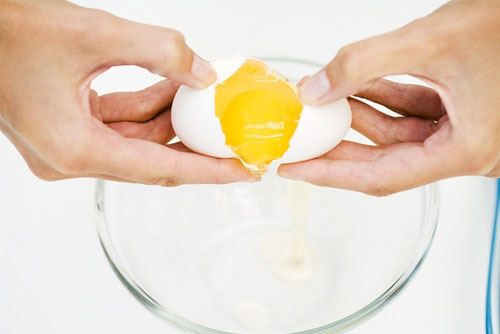 cách làm trắng da mặt bằng trứng gà 2