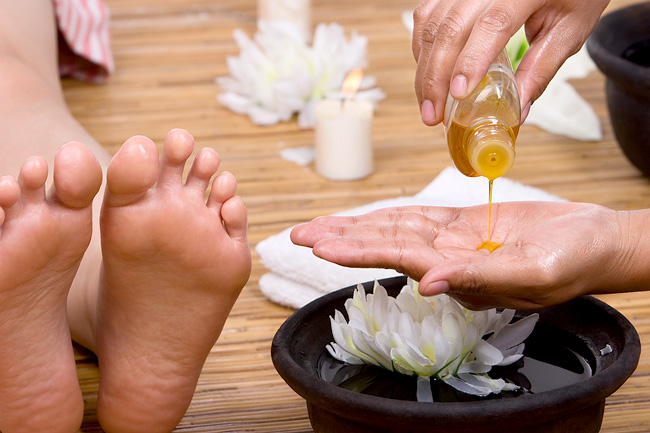 massage tay chân bằng tinh dầu giúp làm trắng hiệu quả