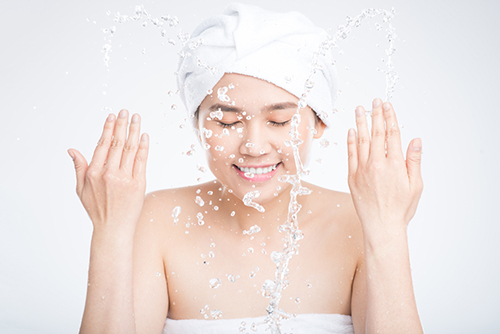 Chăm sóc da cho mùa đông bằng cách sử dụng sữa tắm và sữa rửa mặt có độ ẩm cao